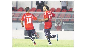 Parra festeja con sus compañeros lo que era el empate transitorio para Independiente. Luego vendría el gol de Fredes para una victoria que no le sirvió para meterse en la Copa.