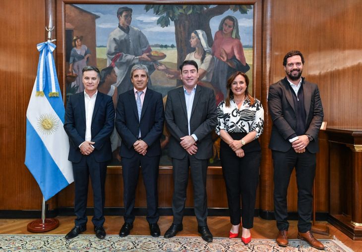 Los directivos de Renault se reunieron con el ministro de Economía, Luis Caputo, para presentarle la nueva inversión.