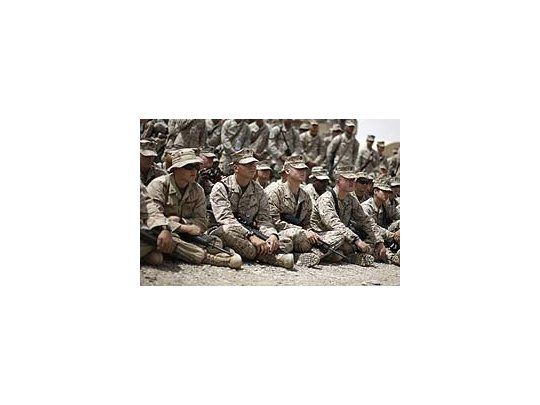 Marines en Afganistán escuchan al secretario de Defensa, Robert Gates, de visita en el país.