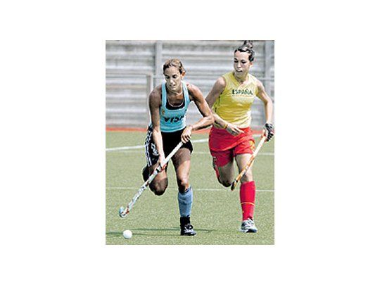 Luciana Aymar, en acción ante la española Esther Termens. Fue triunfo argentino antes de debutar mañana ante Alemania.