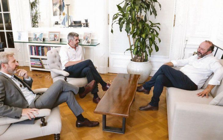 Primer encuentro. Peña y Frigerio recibieron ayer al radical Daniel Kroneberger, quien derrotó al macrista Mac Allister el domingo.