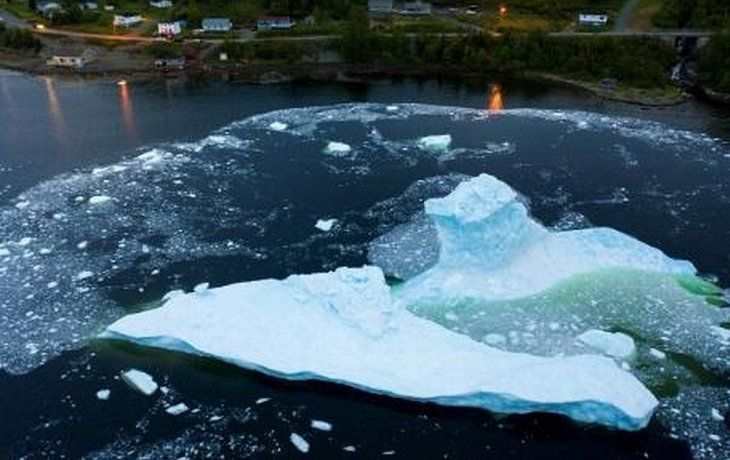 Un iceberg se desploma cerca de Kings Point, en Terranova, Canadá, el pasado 5 de julio.