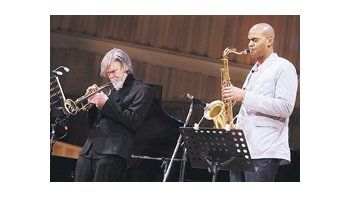ámbito.com | Tom Harrell, el famoso músico de jazz que padece esquizofrenia (izq.) junto a Wayne Escoffery en el concierto de apertura de Buenos Aires Jazz en la Usina del Arte.