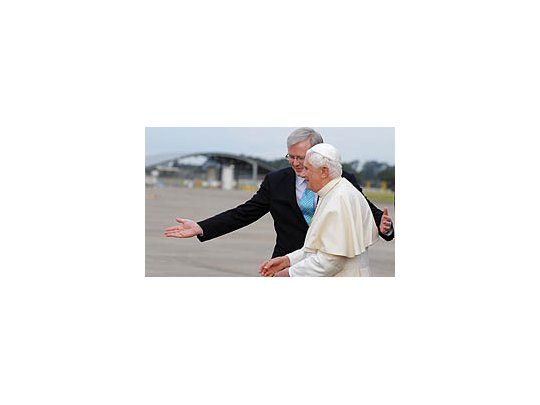 Benedicto XVI llegó a Australia donde pedirá perdón por abusos sexuales de religiosos