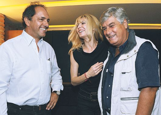 El gobernador Daniel Scioli y su esposa, Karina Rabolini, llegaron por la tarde a Pinamar para participar de los festejos por el triunfo del vecinalista Blas Altieri.