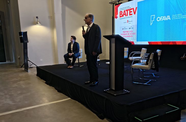 Gustavo Llambías habla al público mientras Federico González Rouco escucha atentamente durante la presentación del Observatorio Federal de Acceso a la Vivienda Argentina (OFAVA) Gustavo Llambías habla al público mientras Federico González Rouco escucha atentamente durante la presentación del Observatorio Federal de Acceso a la Vivienda Argentina (OFAVA)