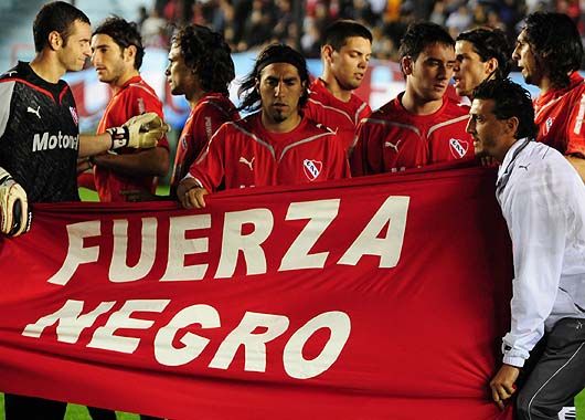 Los titulares de Independiente mostraron una bandera en apoyo a Fernando Cáceres.