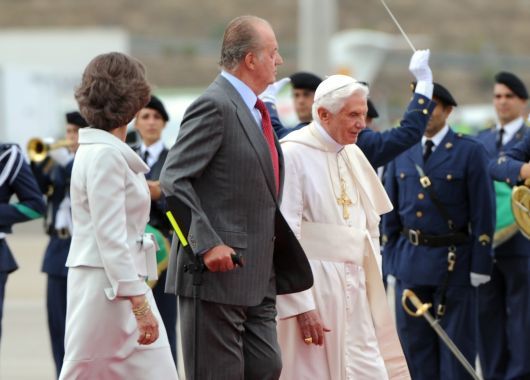 Los reyes de España acompañan al Papa en su arribo.