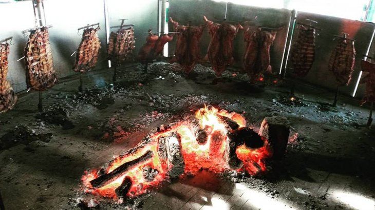 Costillar a le&ntilde;a, una de las especialidades de El Entrerriano.