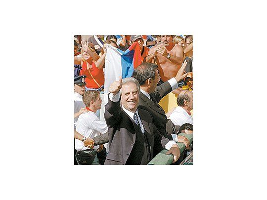 Tabaré Vázquez ayer, en medio de la multitud, en su jura como presidente de Uruguay. Inicia su mandato con un apoyo popular superior a 70%.