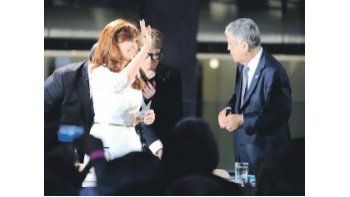 Cristina de Kirchner ayer junto a Julio De Vido, responsable de la obra de refacción del Palacio de Correos en el que funcionará un centro cultural. Dijo que fue posible porque la economía funciona.