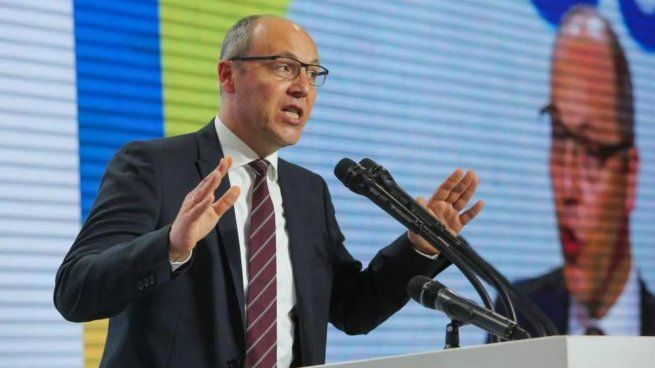 El funcionario Andriy Parubiy perdió su vida tras recibir varios disparos al mediodía.