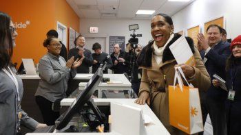 La vicegobernadora de Illinois, Juliana Stratton, al momento de su compra.