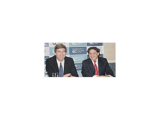 El senador Javier Mor Roig, armador radical para Elisa Carrió, con Aníbal Toti Leguizamón, durante un encuentro de peronistas en la Coalición Cívica.
