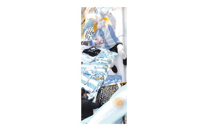 ámbito.com | La calle Florida y los locales de la Ciudad están todos adornados con el merchandising del seleccionado argentino, lo que provocó un alza en las ventas a sólo días del Mundial.