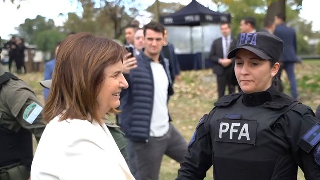 Patricia Bullrich presentó las nuevas pistolas Taser del programa Estaciones Seguras.