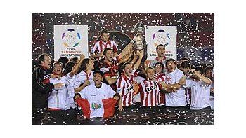 ámbito.com | Leones e históricos. Estudiantes hizo historia a su manera. Ganó en un estadio difícil y levantó su 4° Copa.