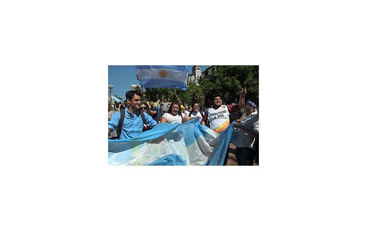 Bajo un sol tajante, una multitud recibió a Mauricio Macri desde la Plaza de Mayo.