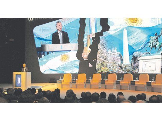 Apertura. “La Argentina tiene que trabajar y caminar muchos años para lograr esos equilibrios macro centrales, que son los superávits gemelos, las cuentas de inversión cada día más grandes”, dijo ayer Macri.