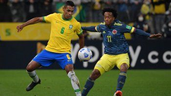 con polemica por el var, colombia empato 1-1 con brasil y se quedo con el grupo d