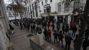 Largas filas se vieron en el inicio del retiro anticipado de fondos las AFP en Chile.