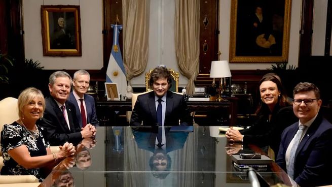 El presidente Javier Milei junto al senador republicano, Steve Daines, en su visita a la Casa Rosada.&nbsp;