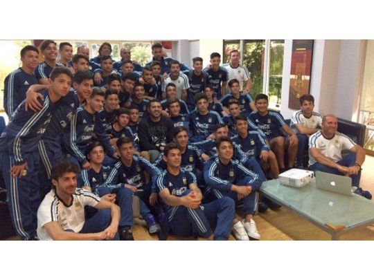 Riquelme, rodeado de los juveniles de los seleccionados sub 15 y 17.