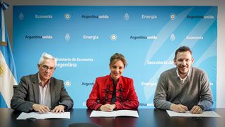 Energías renovables. Jorge Tamús, Flavia Royon y Juan Cuattromo en la firma del acuerdo.
