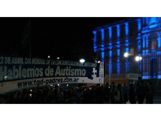 Acto en Plaza de Mayo para concientizar sobre el autismo