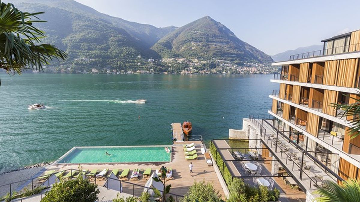 A pool that merges with an exclusive lake: the boutique hotel in Italy that offers personalized treatment