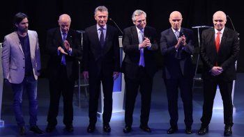 Saludo de los candidatos al término del debate.