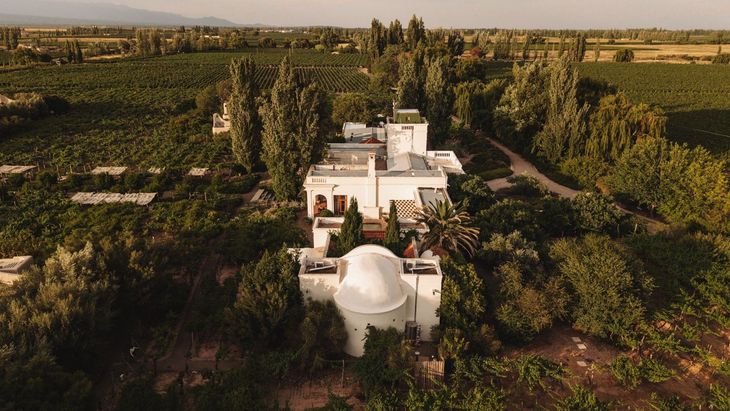 Situado a los pies de la cordillera de los Andes, Cavas Wine Lodge invita a experimentar un equilibrio entre serenidad y aventura. Situado a los pies de la cordillera de los Andes, Cavas Wine Lodge invita a experimentar un equilibrio entre serenidad y aventura.