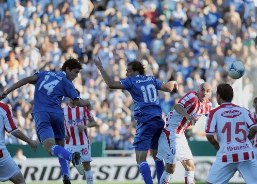 El momento cúlmine. Ferreyra cabecea y abre el marcador ante Unión.