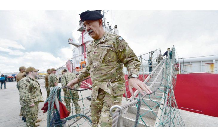 ámbito.com | Rescate. En Comodoro Rivadavia, el general Daniel Brigrada, jefe de la novena brigada, momentos antes de la partida del Sophie Siem, que lleva a bordo el minisubmarino que salió a la búsqueda del ARA San Juan.