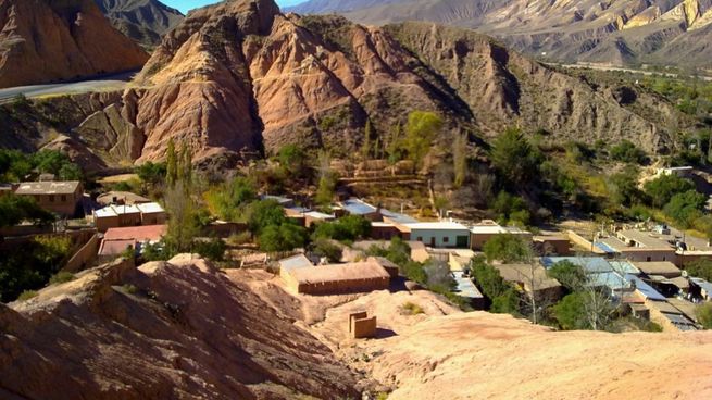 Maimará deslumbra con su cerro Paleta del Pintor, celebraciones ancestrales y una propuesta de turismo que conecta con la esencia del norte argentino.