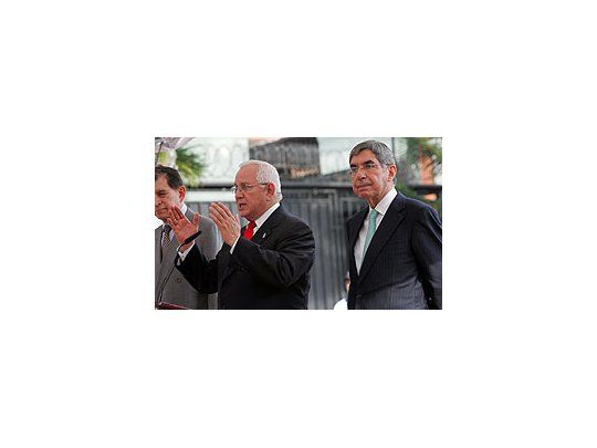 El presidente de facto de Honduras, Roberto Micheletti y su par constariquense, Oscar Arias.