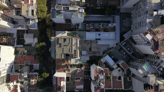 Vista aérea: en zonas con alta densificación, el valor del lote supera al de la construcción existente y activa el interés de desarrolladores.