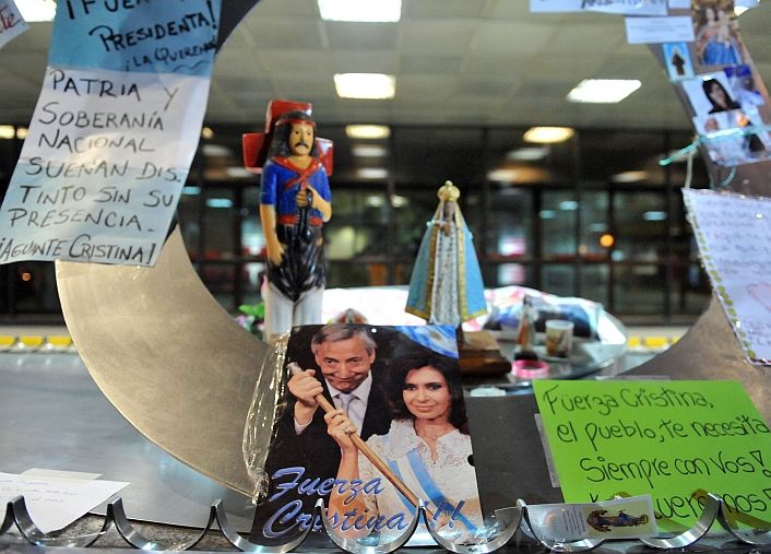 Vigilia militante en la puerta de la Fundación Favaloro (foto 2)