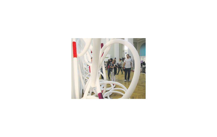 Instalación de Dolores May, «La gran caña», en el foyer de entrada del Auditorium