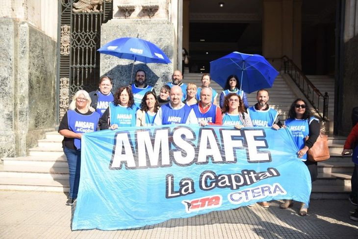 Representantes de AMSAFE, frente al Palacio de Tribunales de Santa Fe. Representantes de AMSAFE, frente al Palacio de Tribunales de Santa Fe.