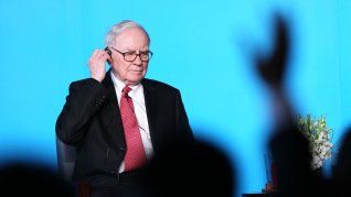 A mediados de ese año, Warren Buffett anunció que se retirará de Berkshire a finales de diciembre. A mediados de ese año, Warren Buffett anunció que se retirará de Berkshire a finales de diciembre.