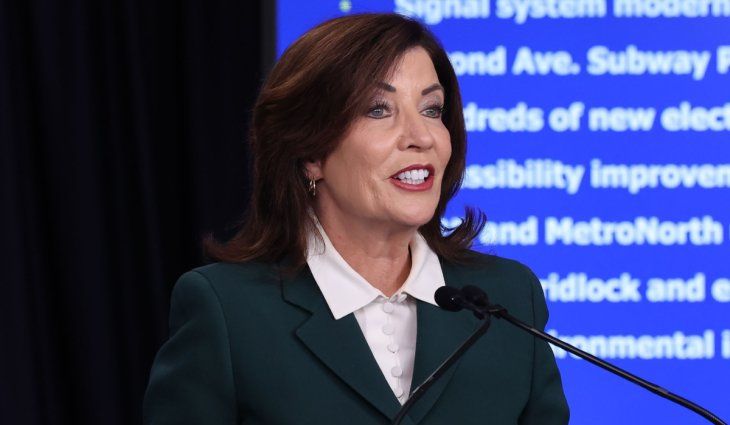 La gobernadora Kathy Hochul afirmó que estas decisiones no deben resolverse 