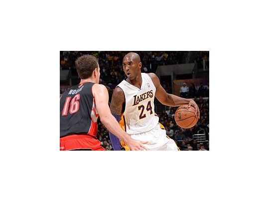 Kobe Bryant marcó 9 puntos en su vuelta a las canchas.