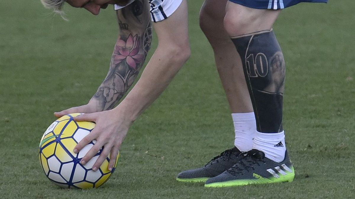 Que significa el tatuaje de messi en la pierna