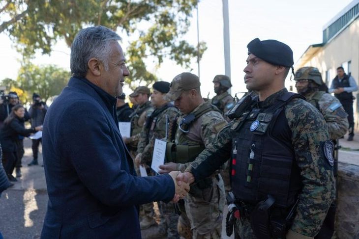Alfredo Cornejo encabezó un acto junto a integrantes de la policía de Mendoza.