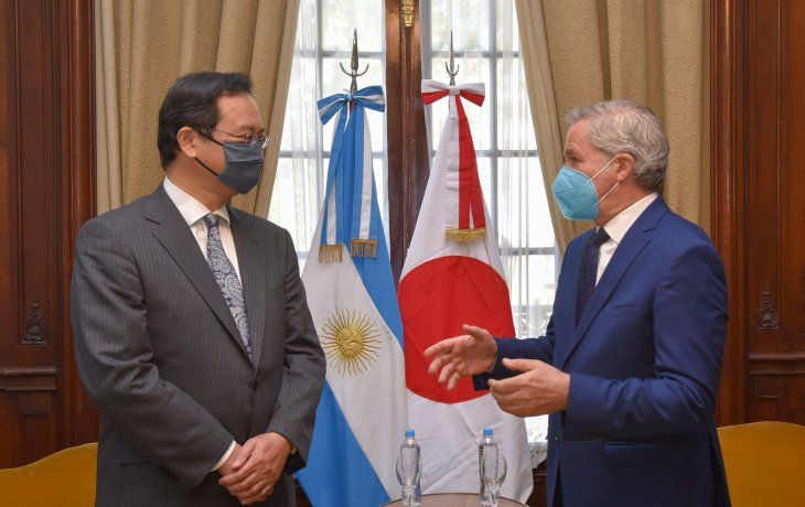 El embajador de Japón en la Argentina, Takahiro Nakamae, y el canciller Felipe Solá.