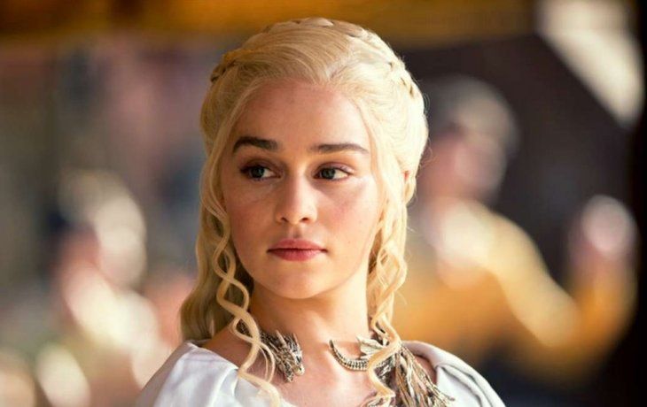 emilia clarke hablo sobre los aneurismas que padecio: es un milagro que pueda hablar