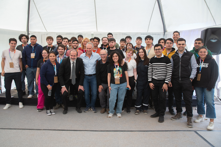 Marcelo Mindilin with a group of students and scholarship holders from Bahía Blanca who are receiving professional training with Pampa Energía programs. Marcelo Mindilin with a group of students and scholarship holders from Bahía Blanca who are receiving professional training with Pampa Energía programs.