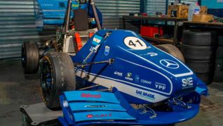 El monoplaza fue diseñado, desarrollado y construido por integrantes de FIUBA Racing, un proyecto interdisciplinario que reúne alumnos de Ingeniería Mecánica, Electrónica, Informática e Industrial, además de estudiantes de Diseño de Imagen y Sonido y colaboradores de Marketing y Comunicación. El monoplaza fue diseñado, desarrollado y construido por integrantes de FIUBA Racing, un proyecto interdisciplinario que reúne alumnos de Ingeniería Mecánica, Electrónica, Informática e Industrial, además de estudiantes de Diseño de Imagen y Sonido y colaboradores de Marketing y Comunicación.