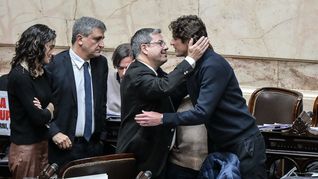 Martín Lousteau llegó al recinto de Diputados tras el fallecimiento de su padre, Guillermo Lousteau Heguy. Martín Lousteau llegó al recinto de Diputados tras el fallecimiento de su padre, Guillermo Lousteau Heguy.